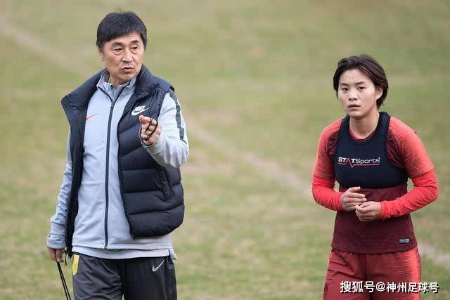 王哲林惊艳首战 一人篮板数胜深圳队全体首发